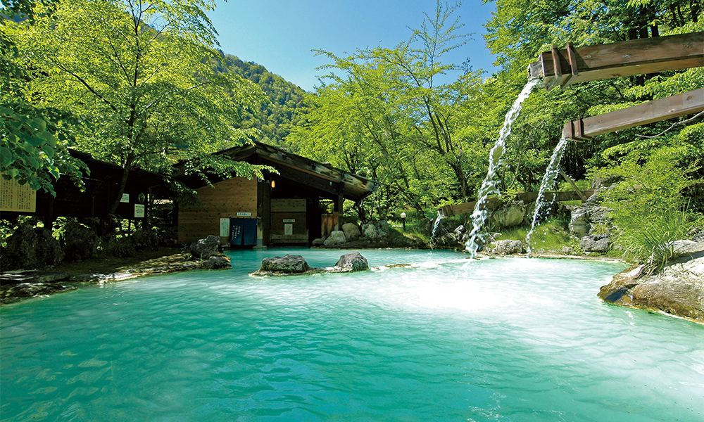 グリーン色の綺麗な湯