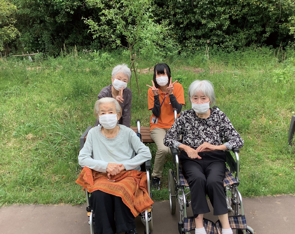 施設近隣には大きな緑地公園があり、春には桜、秋には綺麗な紅葉が観ることができます。公園内を歩くと心身の機能訓練にもなります。