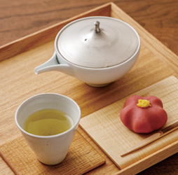 煎茶と急須とお茶請けの写真