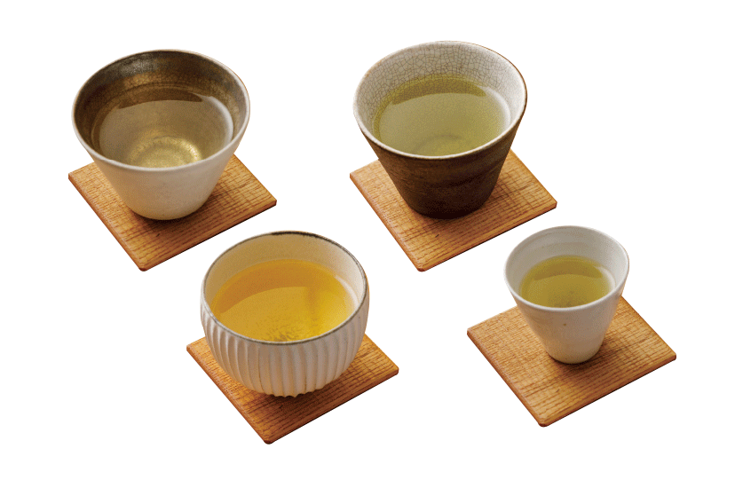お茶の入った素材・形の異なる4つの器
