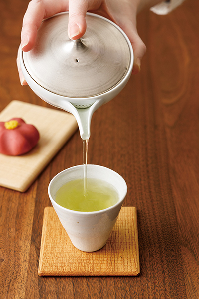 急須から日本茶をいれる写真